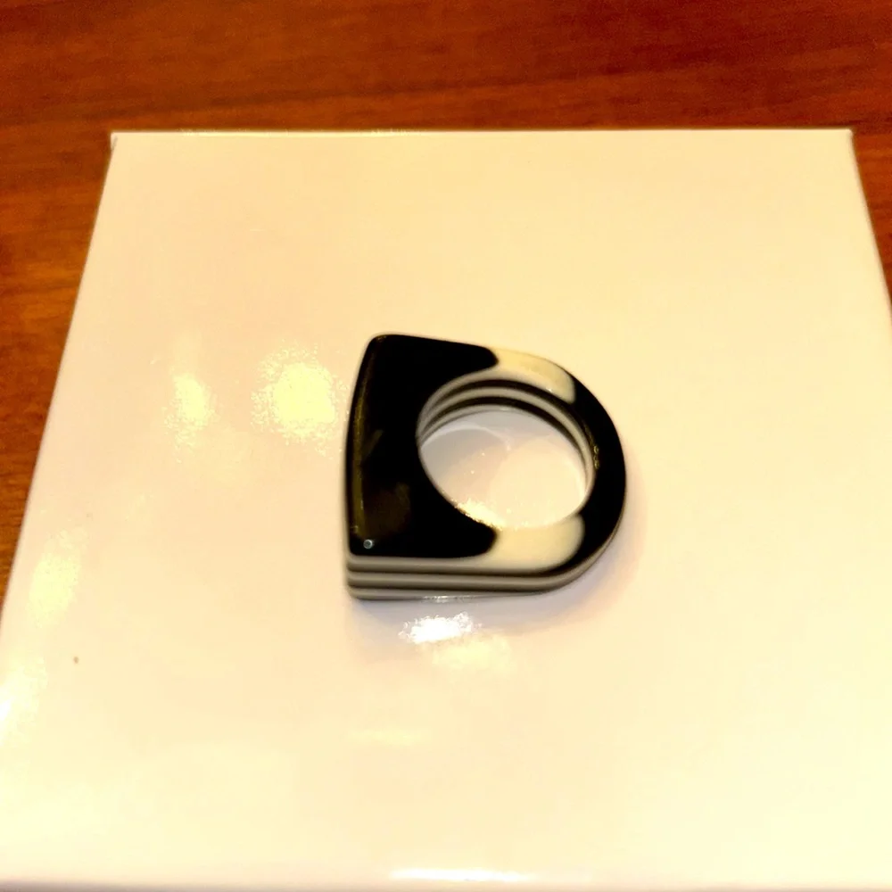 Modernist black white striped lucite ring vintage - Picture 3 of 5